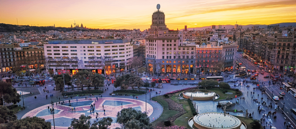 plaza cataluña, es una de las cosas que hay que ver en barcelona.